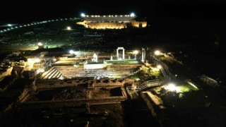 Efesten sonra gece ziyaretlerine açılan Hierapolis ve Pamukkalenin yeni imajı mest etti
