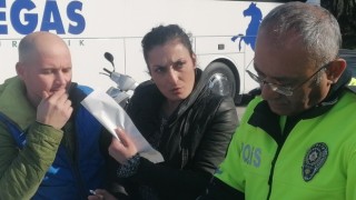 Ehliyetsiz direksiyona geçmesi kadın motosiklet sürücüsüne pahalıya patladı