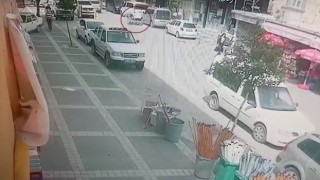 Elektrikli scooterin yayaya çarptığı anlar kamerada
