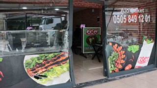 Emanet lüks araçla çiğ köfteciye daldı, ‘uykuluydum dedi