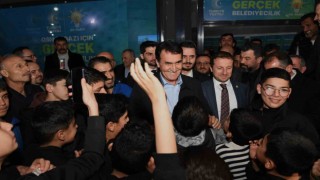 Emekte dev kalabalık Dündarı coşkuyla karşıladı