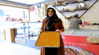 Erzincanda iftar sofralarının vazgeçilmez lezzeti: “Kesme kadayıf tatlısı”