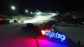 Erzincanlıların iftar sonrası aktivitesi Erganda gece kayağı oldu