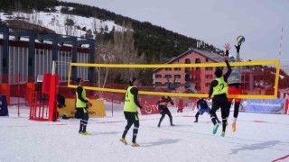 Erzurumda kar voleybolu heyecanı