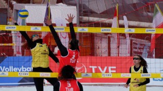 Erzurumda kar voleybolu heyecanı
