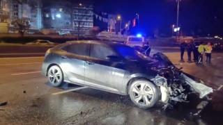 Esenlerde otomobil seyir halindeki servis minibüsüne çarptı: 2 yaralı