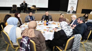 Esenyurt Belediye Başkanı Bozkurt, eğitimcilerle iftar programında bir araya geldi