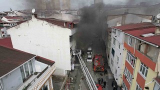 Esenyurtta bir vatandaş yangından kaçıp çatı katında kurtarılmayı bekledi