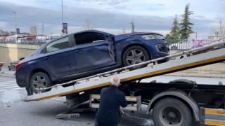 Esenyurtta otomobil bariyeri kırarak tünel çıkışına düştü: 1 yaralı