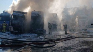 Esenyurtta park halindeki 5 tırda yangın çıktı