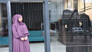 Eşini kaybeden 3 çocuk annesi, evinde başladığı işini geliştirerek kendi mağazasını kurdu
