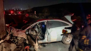 Eskişehirde feci kaza: 190 kilometre hızla direğe çarpan otomobilin sürücüsü hayatını kaybetti