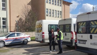 Eskişehirde polis ve jandarma 117 okul servisi ve şoförünü denetledi