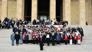 Eskişehirli öğretmen, öğrenci ve velilerden Anıtkabire ziyaret