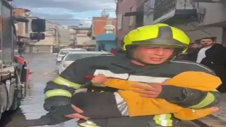 Ev yangınında 3 çocuk itfaiye ekiplerince son anda kurtarıldı