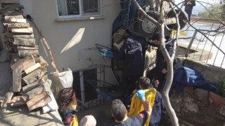Evin bahçesine uçtu, dik kalan otomobilinde can pazarı yaşadı