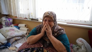 Evinde oy kullanan kanser hastası yaşlı kadın gözyaşları içinde devlette teşekkür etti