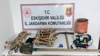 Evinin bahçesinde kaçak kazı yapan 2 şahsa jandarma operasyonu