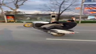 Eyüpsultanda motosikletli sürücünün tek tekerli tehlikeli yolculuğu kamerada