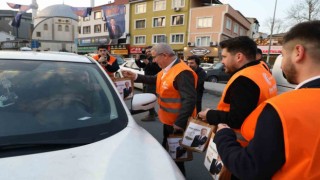 Eyüpsultanda trafikte kalan vatandaşlara iftariyelik ikramlarda bulundu