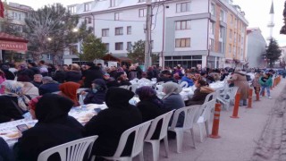 Fatih Mahallesindeki vatandaşlar iftarda bir araya geldi
