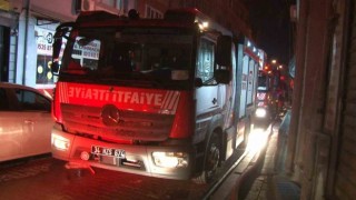 İstanbul Fatih'te 5 katlı binanın çatısında korkutan yangın