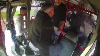 Fazla yolcu kavgasında şoför yolcuya sopa ile saldırdı