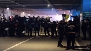 Fenerbahçeli taraftarlar Sabiha Gökçen Havalimanında toplanmaya başladı