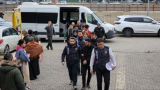 Filmlere yorum yaparak para kazanabilirsiniz diyerek 6 milyon TL dolandırdılar