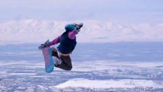 Freestyle akrobasi kayakçıları Palandökende nefes kesti