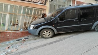 Freni boşalan araç evin balkon camına çarparak durabildi