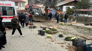 Freni boşalan iş makinesi pazarın içerisine daldı: 1 yaralı