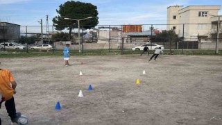 Futbol meraklısı depremzede çocuklar, toprak sahada tozu dumana katıyor