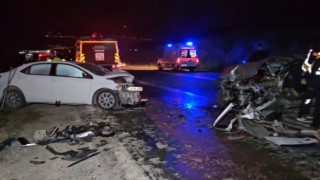 Gaziantepte iki otomobil kafa kafaya çarpıştı: 2 ölü, 6 yaralı