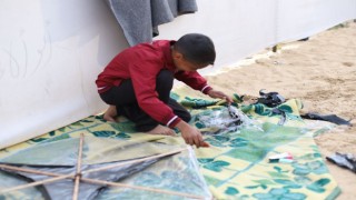 Gazzede çocuklar acılarını uçurtmalarla unutmaya çalışıyor