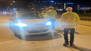 Gece saatlerinde yapılan trafik uygulamasında 213 bin 177 TL ceza kesildi