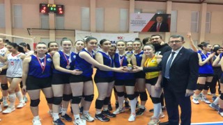 Genç KızlarVoleybol Şampiyonasında kupalar sahibini buldu