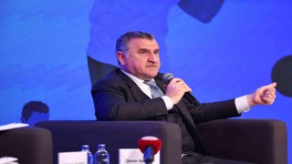 Gençlik ve Spor Bakanı Osman Aşkın Bak, gençlerle buluştu