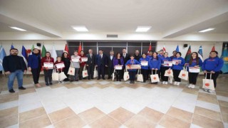 Geri dönüştürülebilir malzemelerden ürünler yapan öğrencilere ödülleri Başkan Vidinlioğlundan
