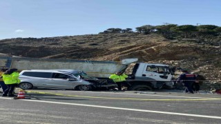 Gökçeadada kamyon ile ticari araç kafa kaya çarpıştı: 1 kişi öldü