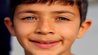 Gözleri van kedisi gibi: Bir gözü mavi diğeri kahverengi
