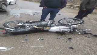 Hafif ticari araç ile motosiklet çarpıştı: 1 yaralı