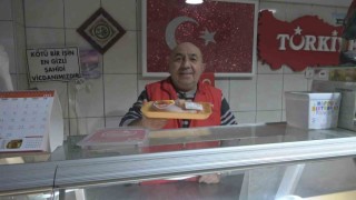 Her gün dükkana gelen köpeği besleyen esnaf yüzleri gülümsetti