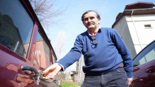 Hırsızlardan bıkan esnaf, otomobilini zincire vurdu