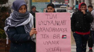 İki kardeş Gazze için her gün aynı yerde saatlerce bekliyor