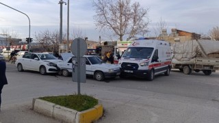 İki otomobil, bir ambulans çarpıştı: 1 yaralı