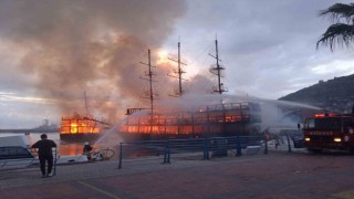 İki tur teknesi alev alev yandı, ekipler seferber oldu