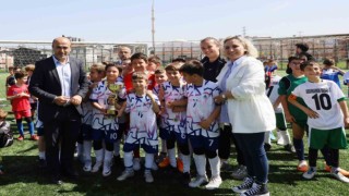 İlkokul Futbol Şenliğinde kupalar sahiplerini buldu