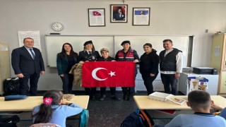 İlkokul öğrencisinin bayrak hassasiyeti duygulandırdı