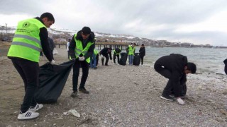 İmam Hatip Lisesi öğrencileri Van Gölü sahilini temizledi